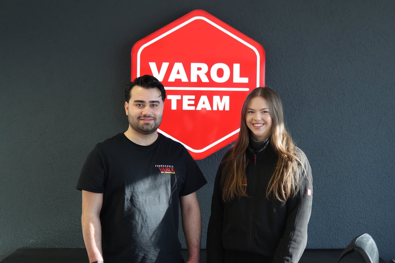 Team der Fahrschule Varol vor dem Logo