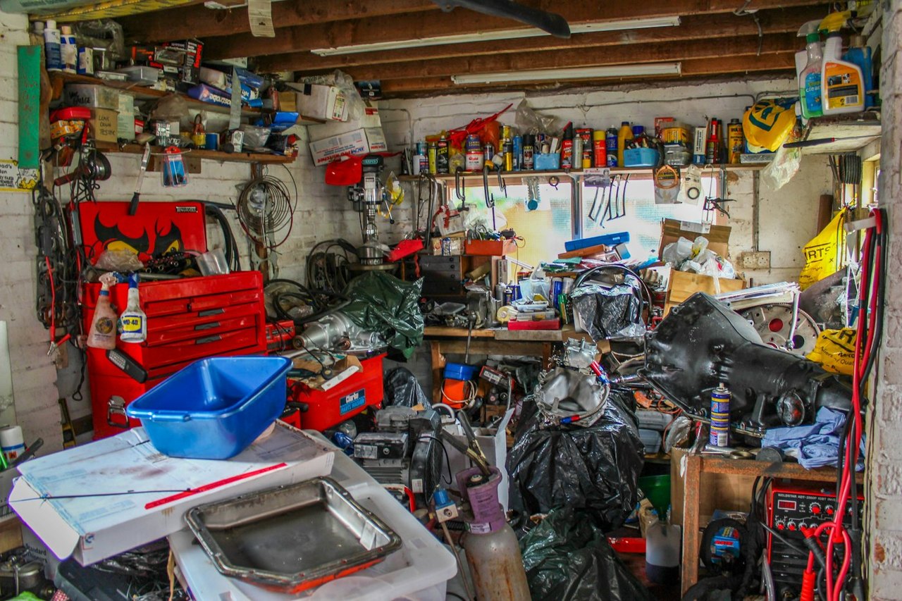 Vollgestellte Garage vor der Entrümpelung