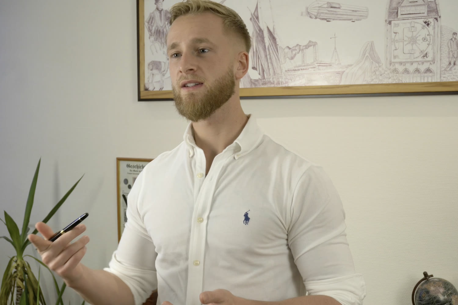 Michael Zikeli, Leitung und Beratung, erklärt im Gespräch im Büro in Aidenbach