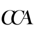 Schwarze Großbuchstaben „CCA“ auf dunkelgrünem Hintergrund.