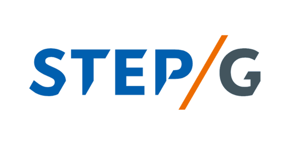 Logo mit dem Text "STEP/G", wobei "STEP" blau ist, der Schrägstrich orange und "G" grau.