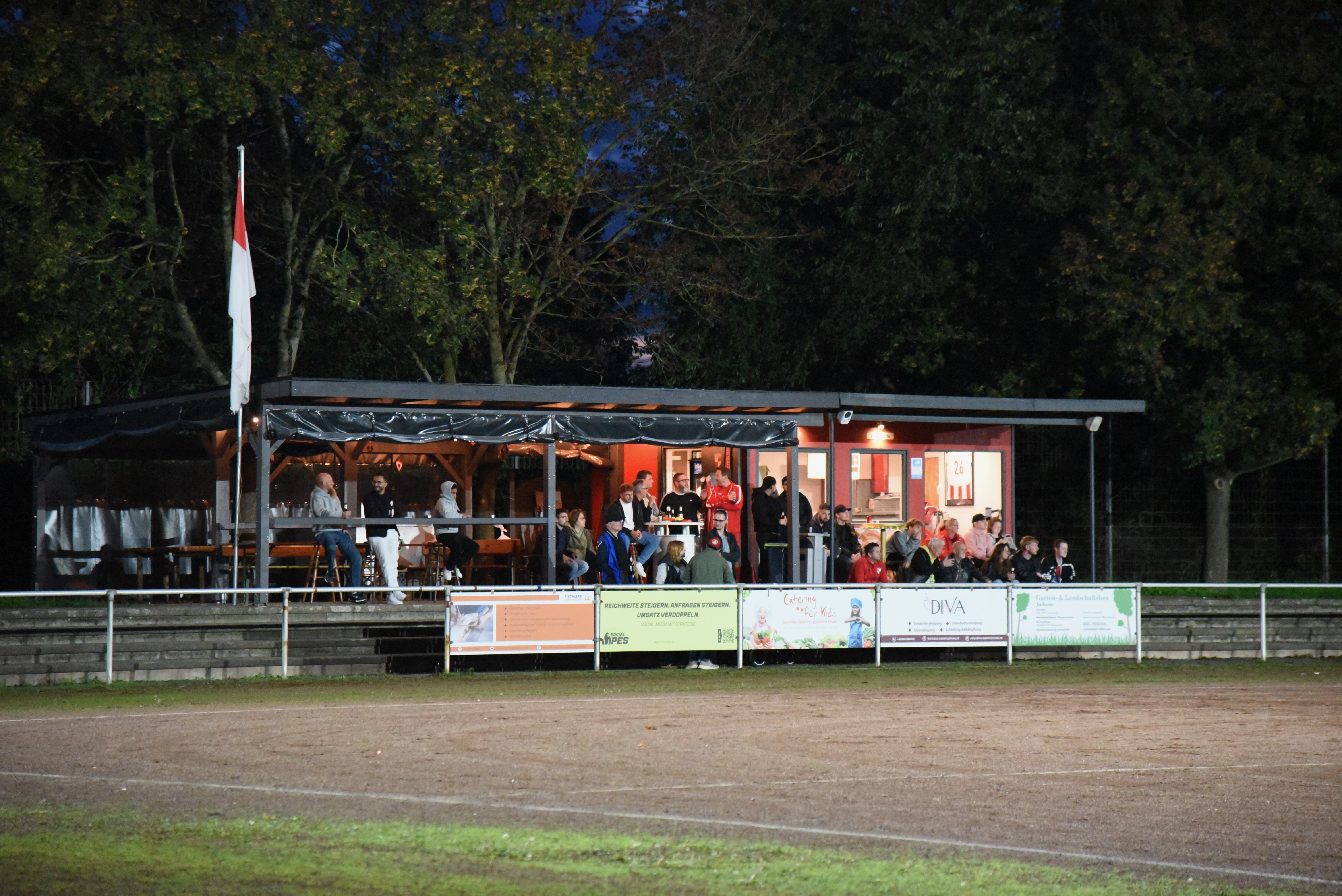 Hütte zur Verpflegung direkt am Spielfeld
