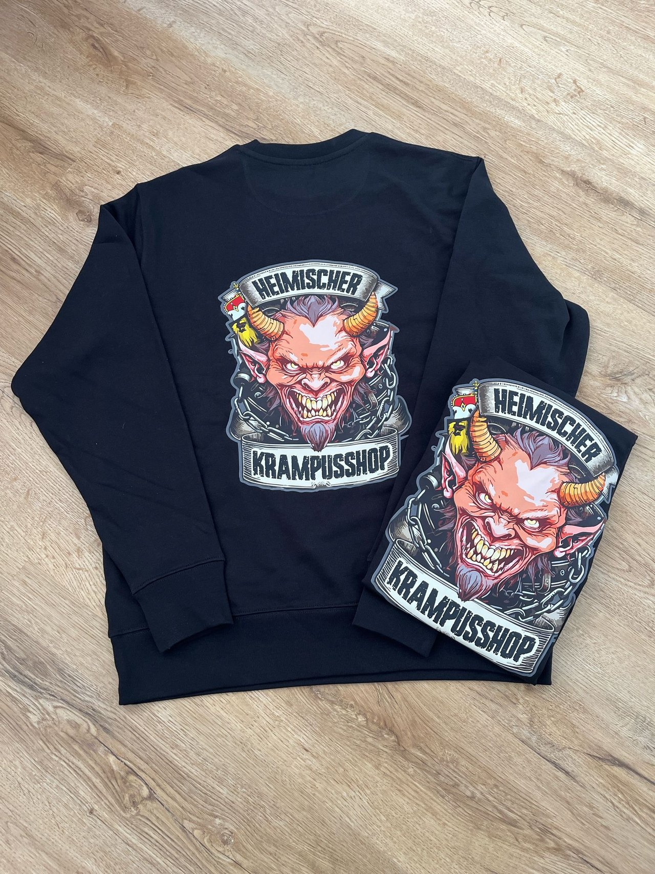 Schwarzer Pullover mit Krampus-Logo und Schriftzug Heimischer Krampusshop