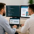 Zwei Anwendungsentwickler programmieren im Backend für einen Kunden aus dem Pflegebereich
