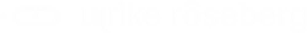 Weißer Schriftzug Ulrike Röseberg neben einem ovalen Symbol mit zwei Punkten auf schwarzem Hintergrund.