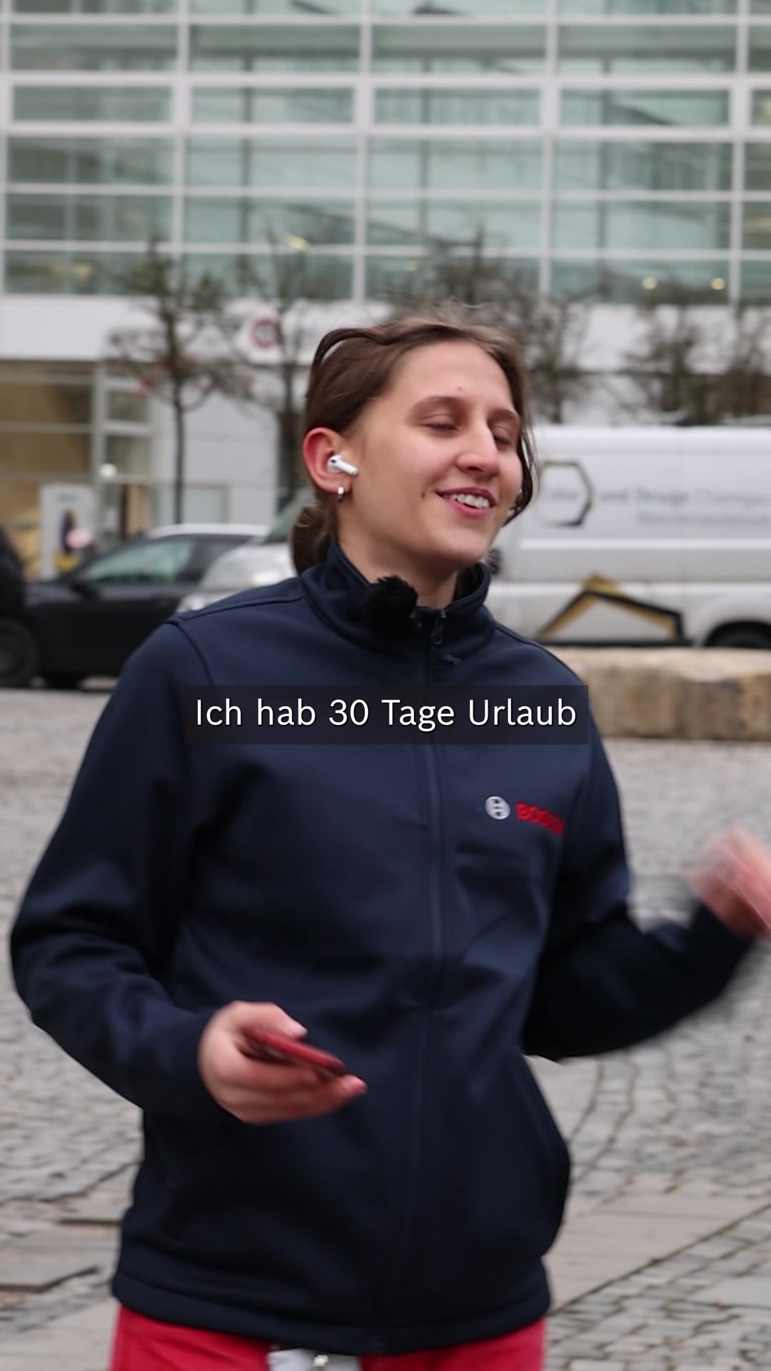 Standbild aus dem Kampagnenvideo mit der Frage nach der Musik auf dem Werksgelände