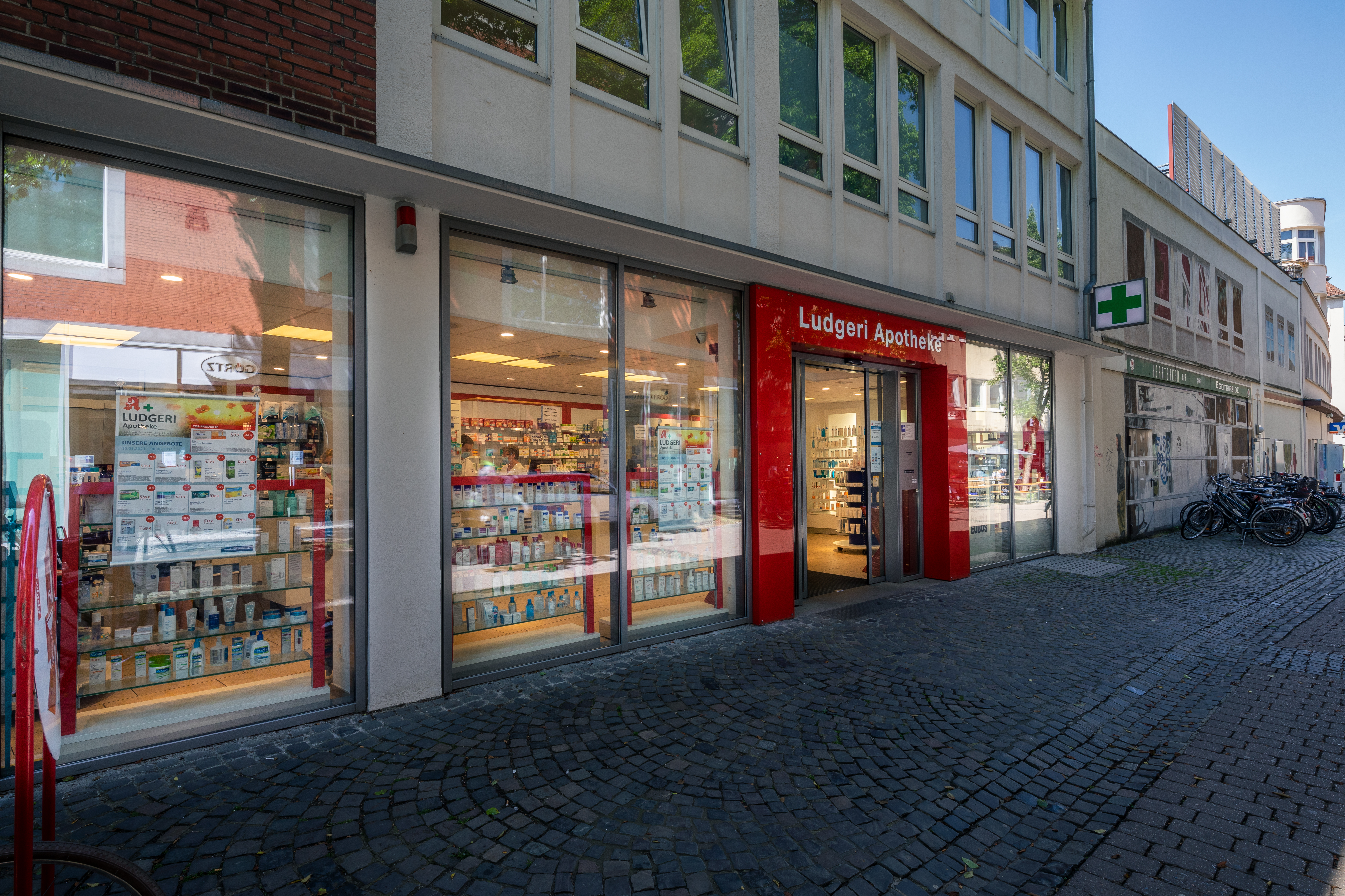 Blick in das Warenlager der Ludgeri Apotheke