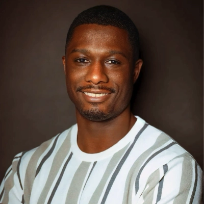 Mann in hellem Shirt vor abgedunkeltem Hintergrund