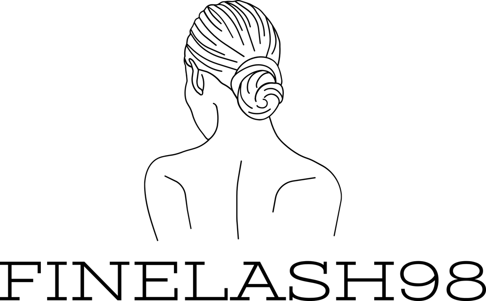 Eine Frau mit Dutt, die von hinten zu sehen ist, über dem Text "FINELASH98".
