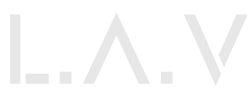 Der Text "L.A.V" in weißer Schrift auf dunkelgrünem Hintergrund.