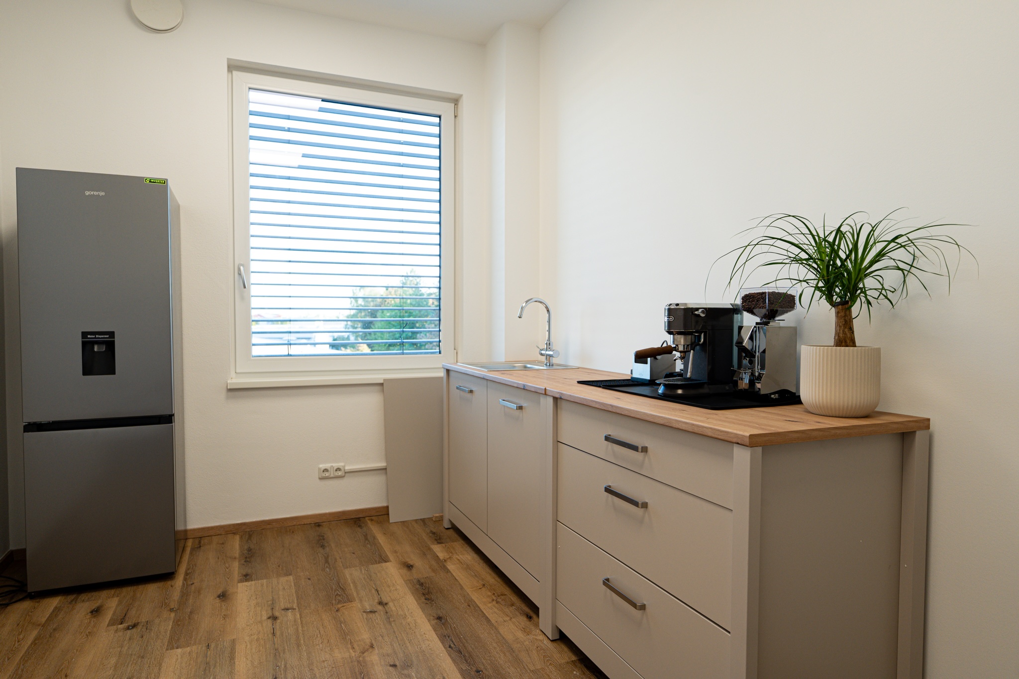 Kaffeemaschine und Wasserhahn für gefiltertes stilles und sprudelndes Wasser