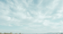 Ein weiter Himmel mit zarten, weißen Wolken und einem leicht blauen Schimmer.