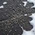 Streugut auf einer winterlichen Pflasterfläche – illustratives Motiv