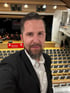 Moderator Stefan Kramberg bei der Moderation der AKONIMA Jahreskonzert