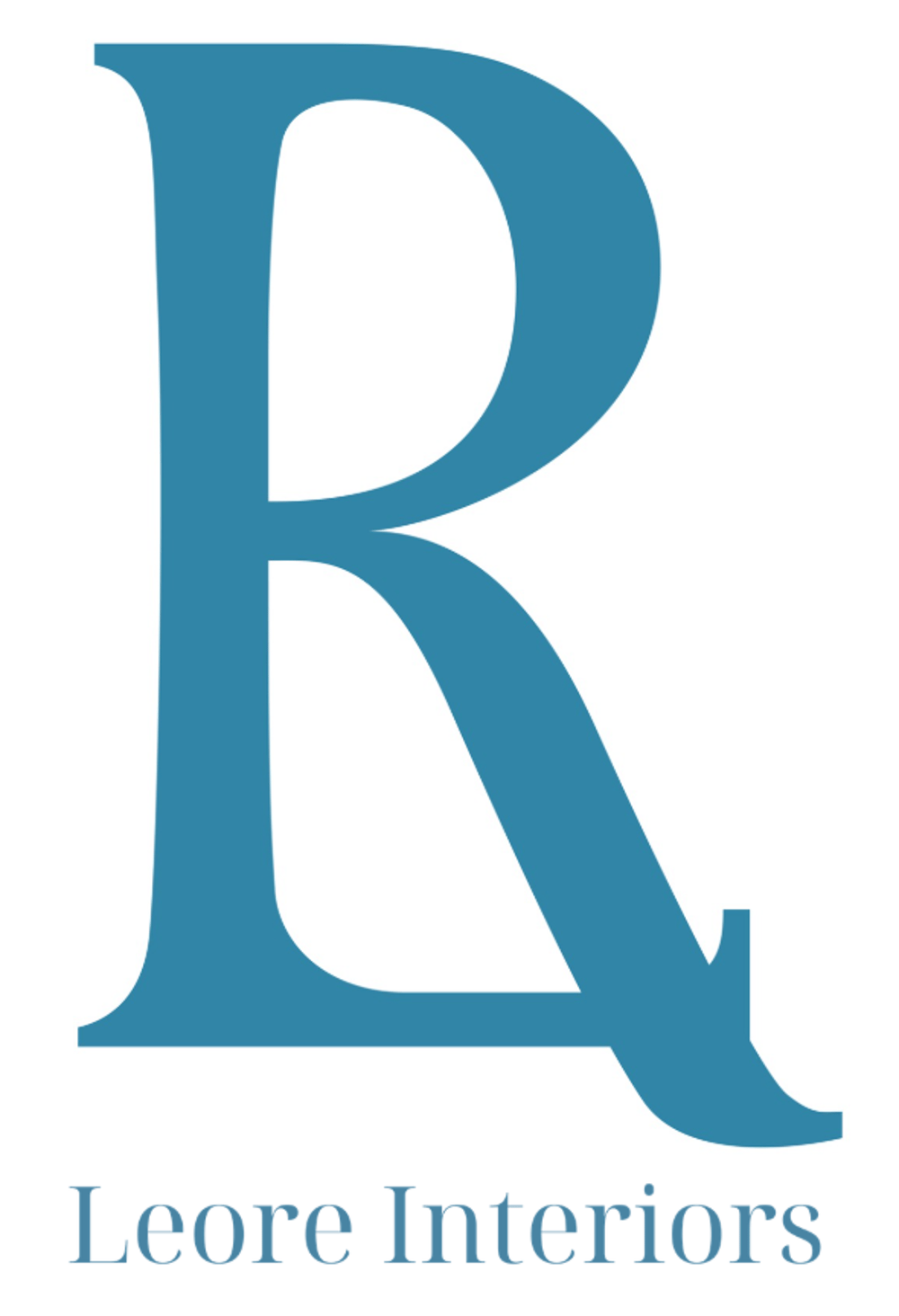 Leore Interiors Logo mit großem, blauem "R" und dem Text "LEORE INTERIORS" darunter.