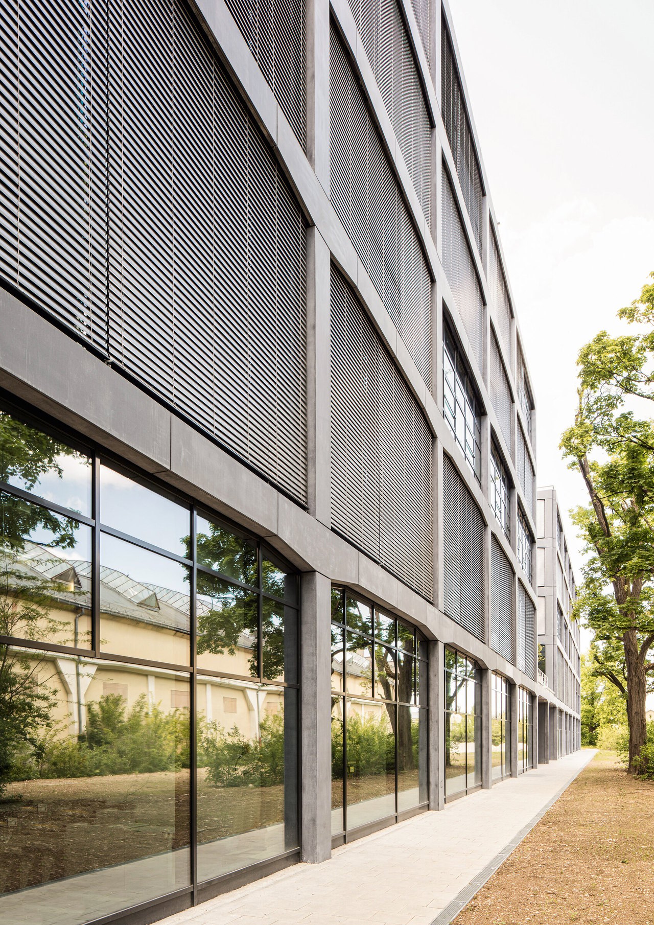 Nahaufnahme von Raffstore-Lamellen als außenliegender Sonnenschutz an der Fassade