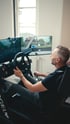 Person steuert Rennsimulator mit Sparco-Sitz und Lenkrad.