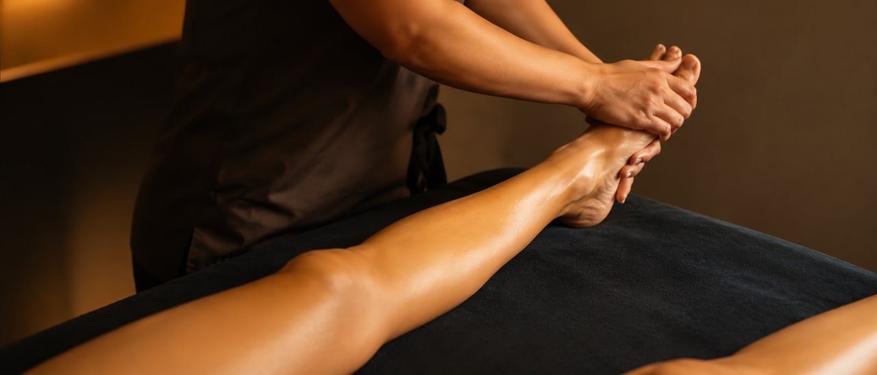 Ruhende Kundin auf der Massageliege nach der Wellnessmassage bei SWON in Pforzheim