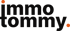 Schwarzer Immo Tommy-Schriftzug mit orangefarbenem Punkt über dem "i" und nach "y" auf grünem Hintergrund.