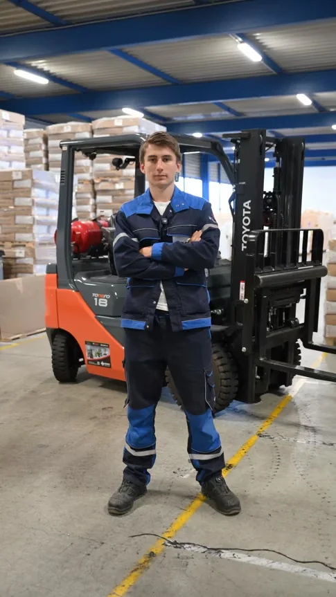 Ein Mitarbeiter vor einem Gabelstapler im KI-Beispiel für VOELPKER