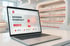 Laptop mit moderner Apotheken-Website ‚Modern Pharmacy‘ neben Medikamentenflasche und Apothekenkreuz als Symbol für digitale Sichtbarkeit von Apotheken