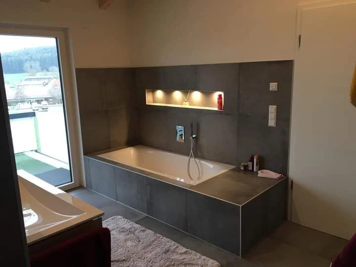 Verkleidete Badewanne in Grossformat, mit beleuchteter Nische