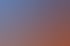 Dachdecker montiert ein Dachfenster auf einem Ziegeldach unter blauem Himmel.