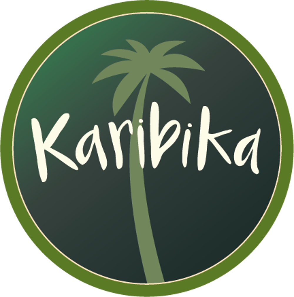 Kreisförmiges Logo mit grüner Palme und dem Wort „Karibika“ in Weiß.