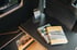 Design-Campingtisch im Reisewagen mit Büchern und Flyer von Reisewagenworks – stilvoll reisen im individuell ausgebauten Camper