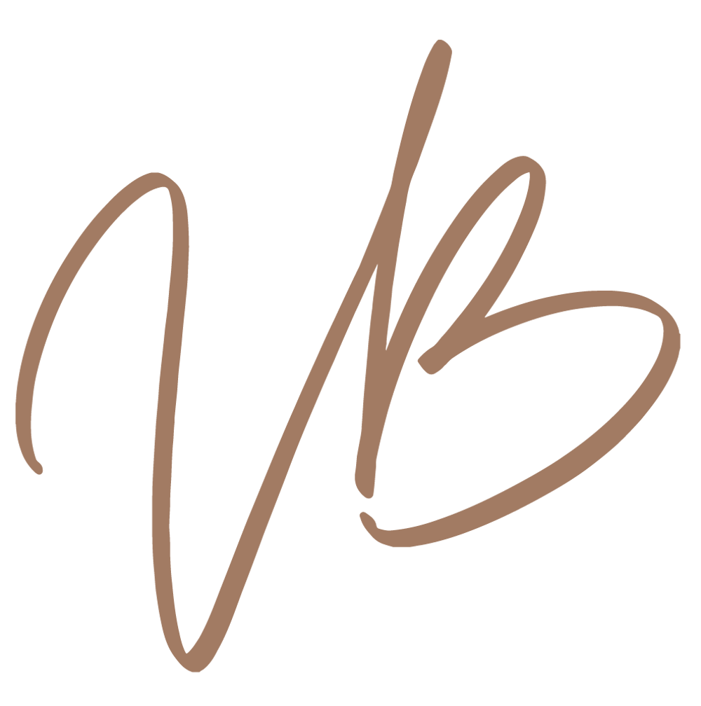 Initialen "VB" in kursiver, brauner Schrift auf dunkelgrünem Hintergrund.