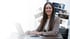 Lächelnde Frau arbeitet am Laptop mit schwebenden Webseitenentwürfen im Hintergrund.