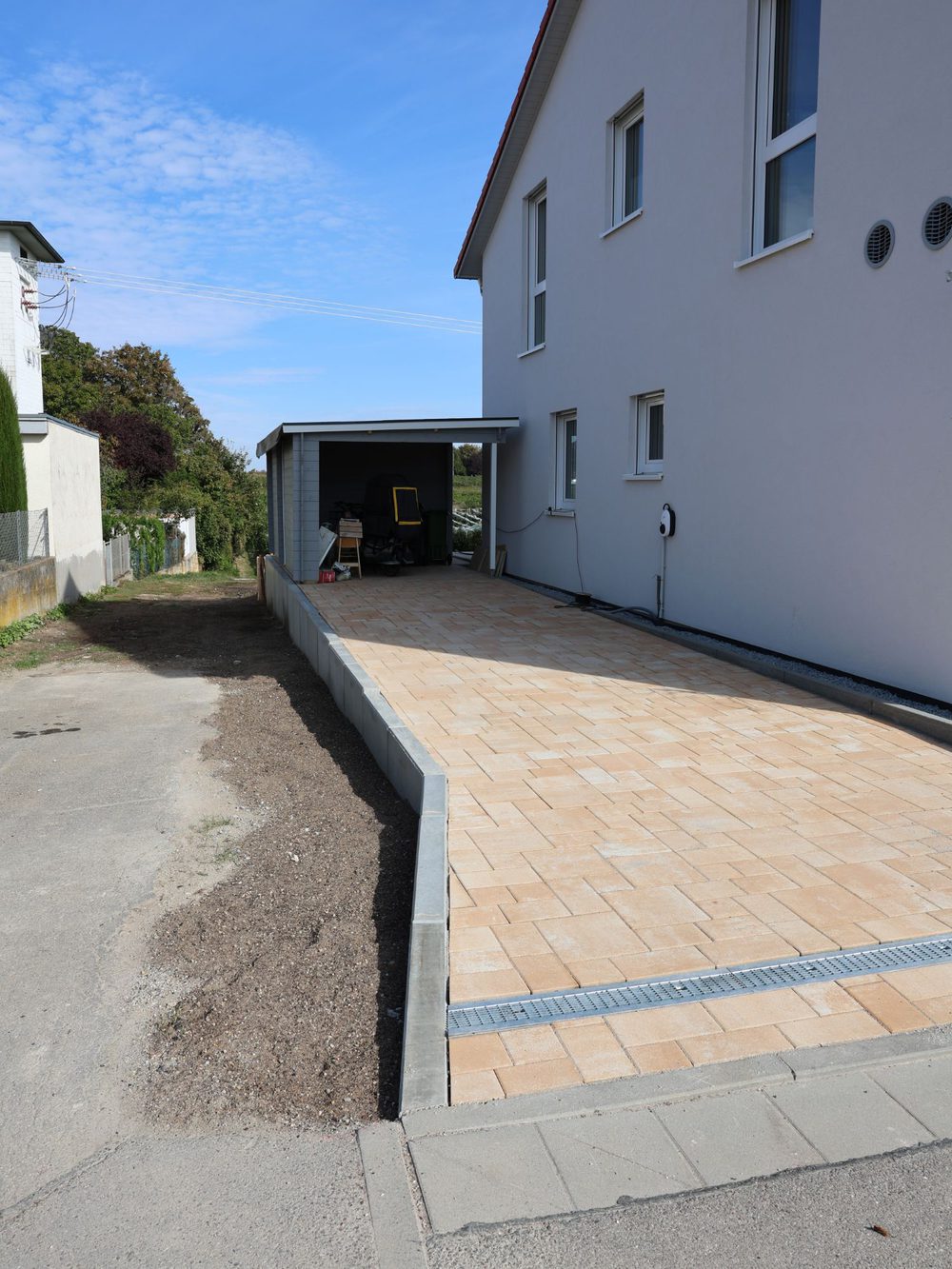 Neu gepflasterte Hofzufahrt mit L-Steinen bis zum Carport