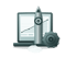 Rakete startet vor Laptop mit Diagramm und Zahnrad, symbolisiert schnellen Fortschritt und Technologie.