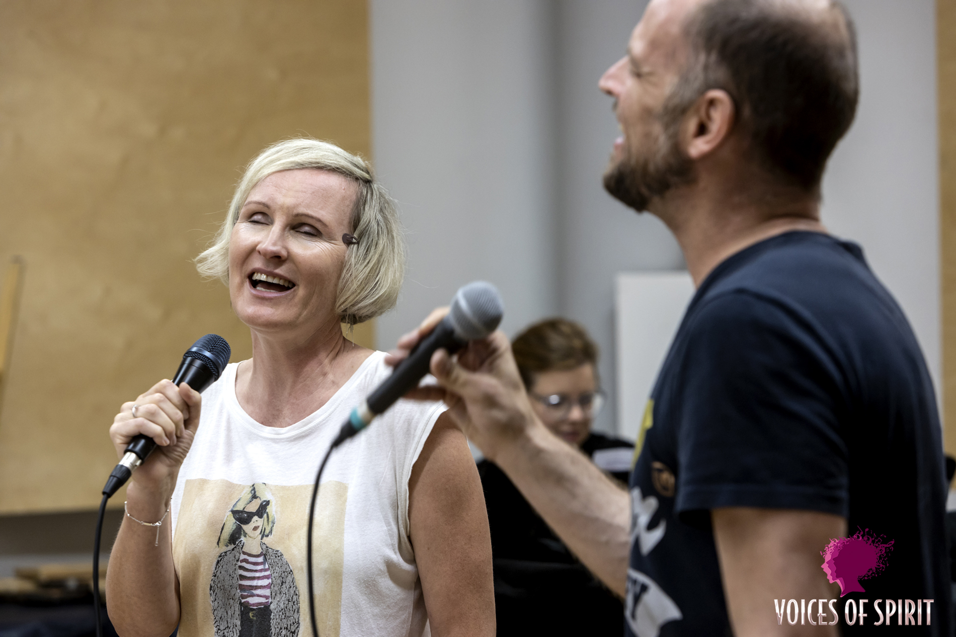 A singer performing for Simone Kopmajer in the jazz singing workshop, Voices of Spirit 2021, Graz