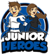 Ein Junge und ein Mädchen in Superheldenkostümen mit blauen Umhängen und dem Text „JUNIOR HEROES“.