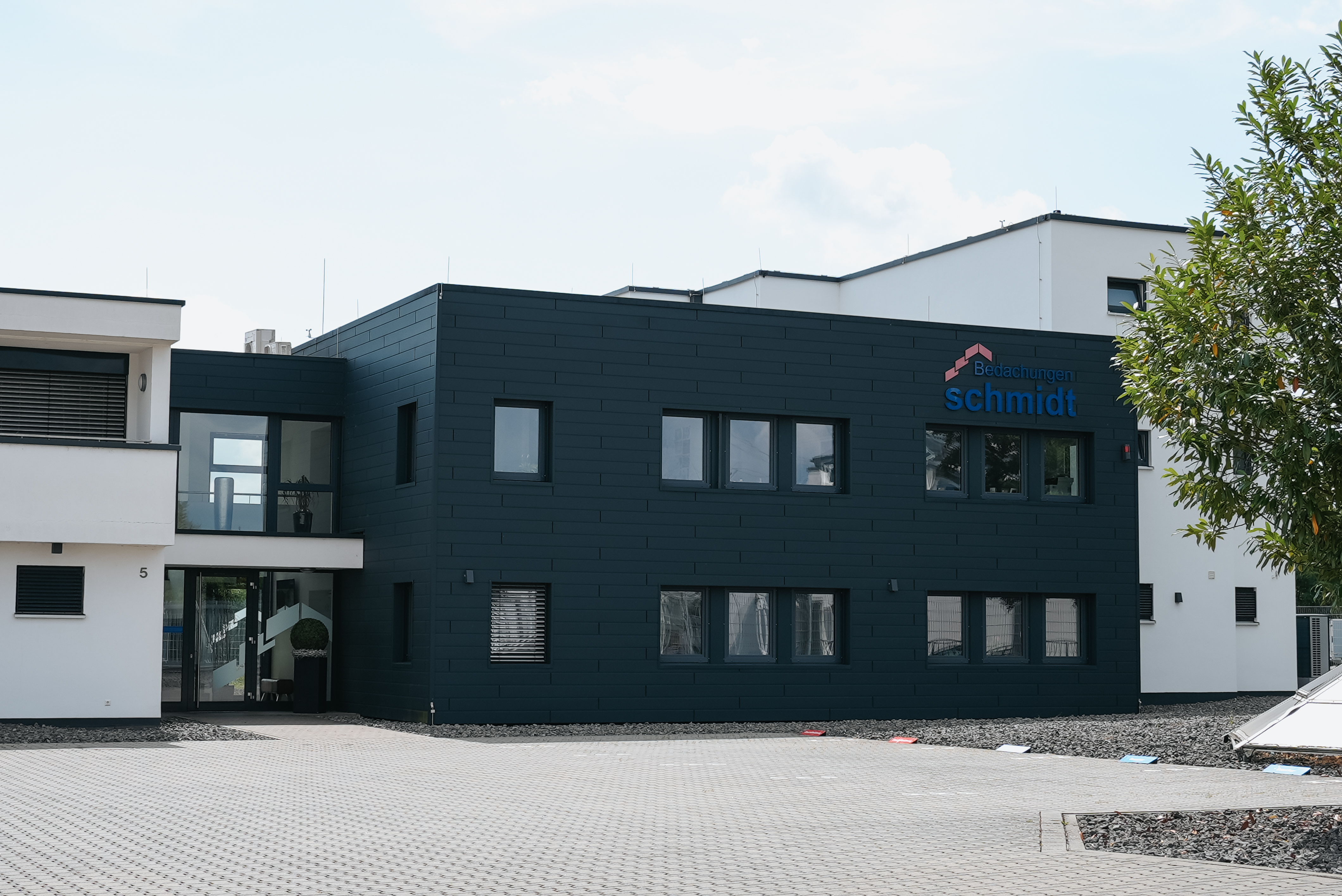Das Gebäude vom Hof aus.