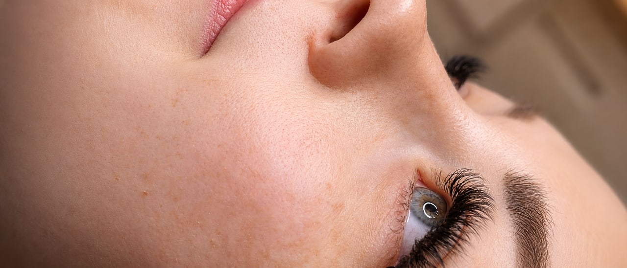 Pflege der Wimpernverlängerung bei SWON in Pforzheim