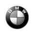 BMW Logo mit weiß-blauem Viertelkreis-Muster im schwarzen Ring, der "BMW" in Großbuchstaben zeigt.
