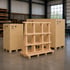 Zwei OSB-Transportkisten und ein A-Gestell aus Holz für den Versand stehen in einer Lagerhalle.