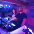 DJ-Setup mit Lichteffekten, DJ Weihrauch und Gast in Partystimmung
