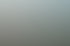 Ein Mann mit Rucksack und sein schwarzer Hund stehen auf einem sonnigen Bergkamm mit Blick auf hügelige Landschaften.