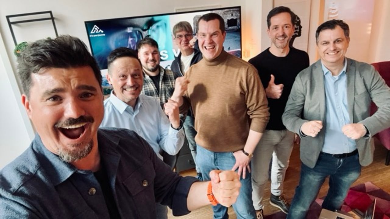 Tim Christopher Gasse macht ein Selfie mit einer Trainingsgruppe nach einem NEOP-Workshop
