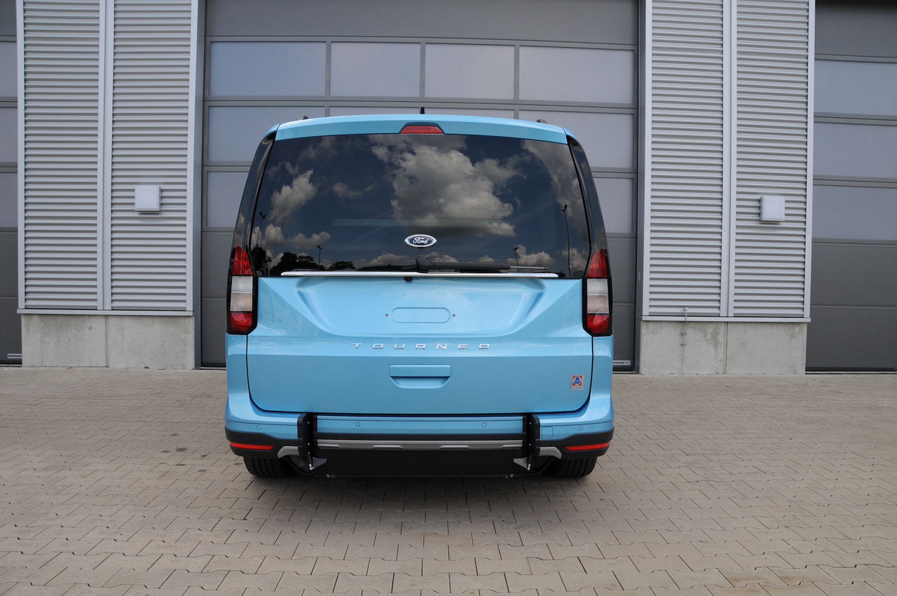Ford Tourneo Connect Plug-in Hybrid mit Heckausschnitt – Bild 11