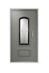 Eine graue Haustür mit einem rechteckigen Glasfenster, das ein dekoratives Muster aufweist, und einem silbernen Griff.