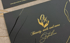 Schwarze Gutscheinkarte mit goldenem Logo, Händen und dem Text „Beauty, nails and more Gutschein“.