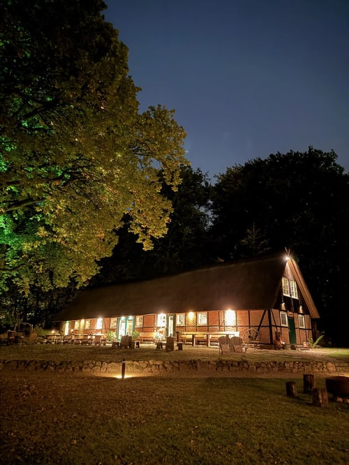 Reetdachhaus bei Nacht