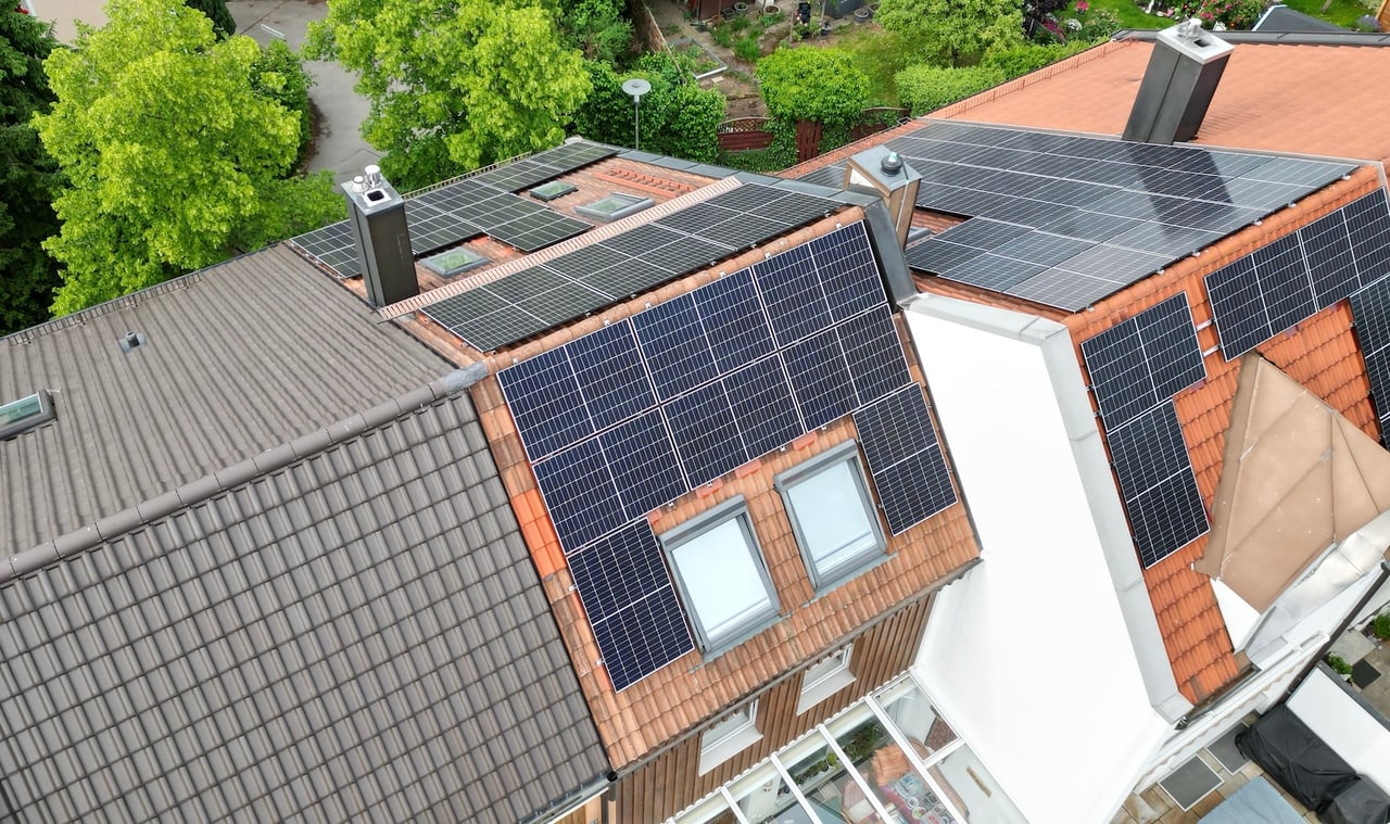 10,5 kWp mit 12,8 kWh Speicher. Dachumbau inklusive.