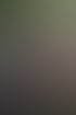 Ein lächelnder Mann mit Brille und Grillschürze wendet Fleisch und Brötchen auf einem großen Holzkohlegrill im Freien.
