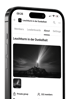 Smartphone-Bildschirm zeigt eine App mit der Überschrift „Leuchtturm in der Dunkelheit“ und einem Leuchtturm bei Nacht.