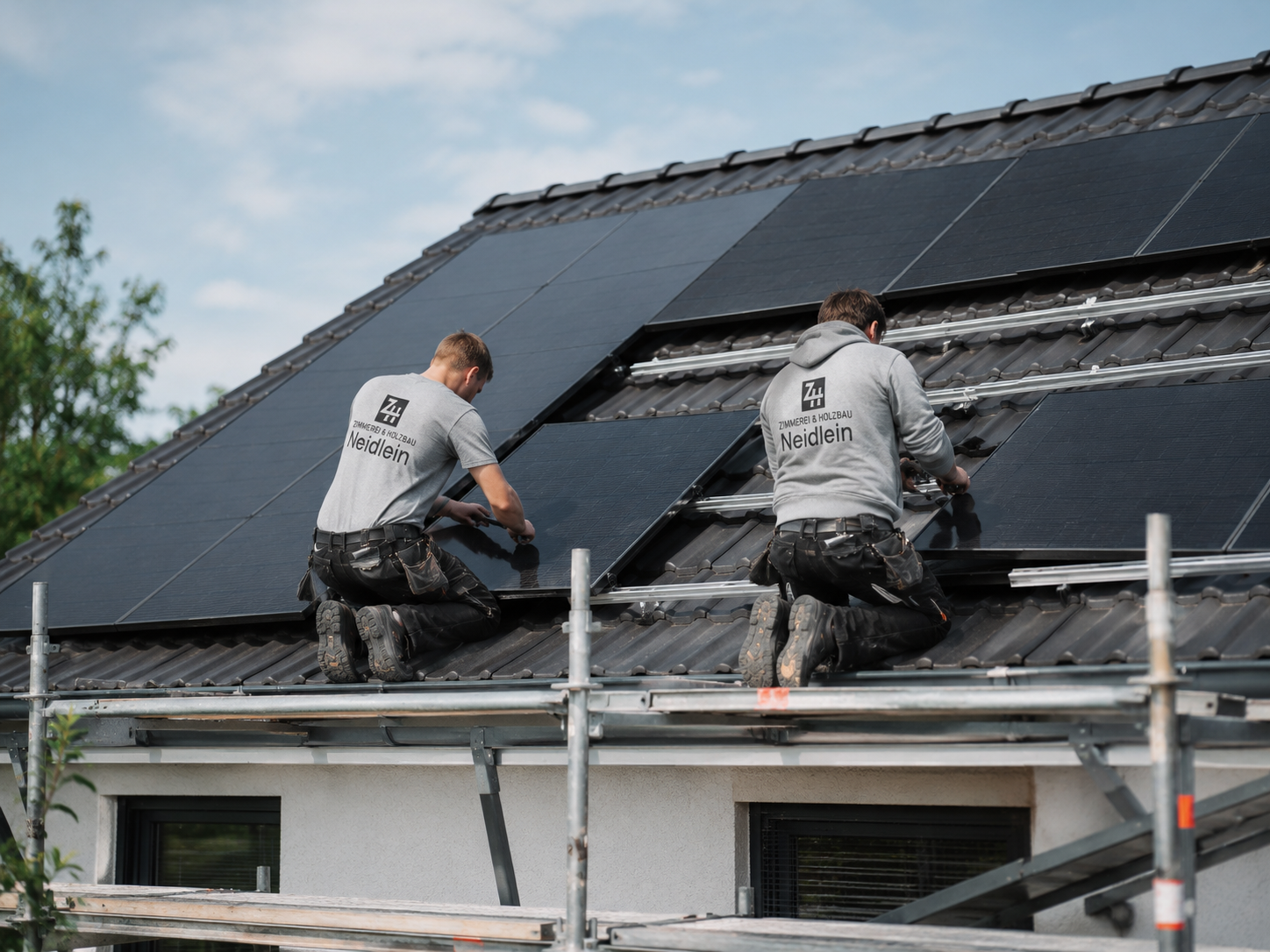 Photovoltaik-Anlage auf einem sanierten Dach – Zimmerei Neidlein